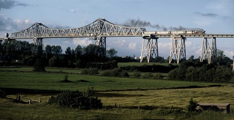 Zug auf Hochbrücke