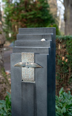 Grabstein mit schönem Spruch und Vogel