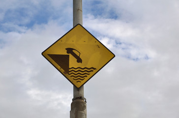 lustiges Schild: Auto stürzt ins Wasser