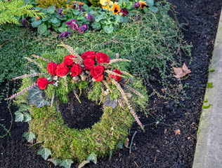 schöner Kranz mit roten Rosen