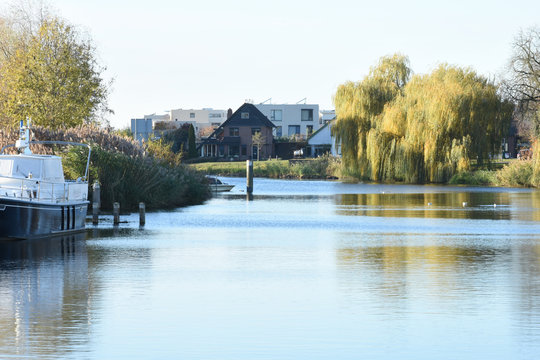 boten op en huizen bij de rivier de Oude IJssel in Doetinchem