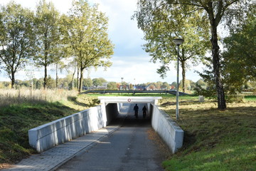 fietserstunnel onder provinciale weg met fietsers op fietspad 
