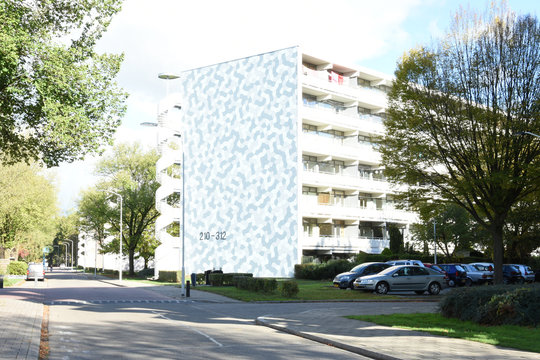 na-oorlogse woonwijk met gerenoveerde flatgebouwen 