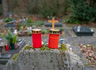 Grablichter auf einem Grabstein