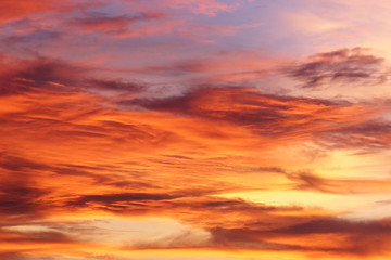 herbstlicher Abend Himmel zum Sonnenuntergang mit orange gefärbten Wolken und Abendrot.