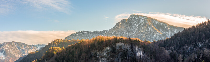Obraz premium Piękna krajobrazowa panorama w górach, spadek