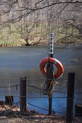 Fototapeta na wymiar 池と救命用浮輪