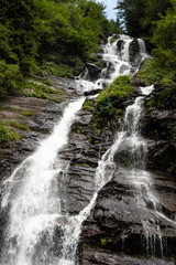 Cascata d'acqua da una cima di montagna