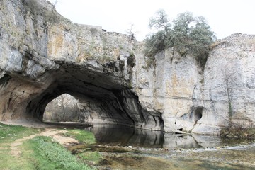 Puentedey es una localidad, pedanía del municipio de Merindad de Valdeporres, situada en la provincia de Burgos, comunidad autónoma de Castilla y León,españa