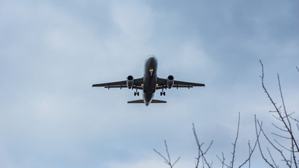 Flugzeug im Landeanflug 1