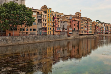 Fototapeta na wymiar Quay Girona on July 17, 2013. Well preserved since the Middle Ages the historic core of the city attracts a significant number of tourists