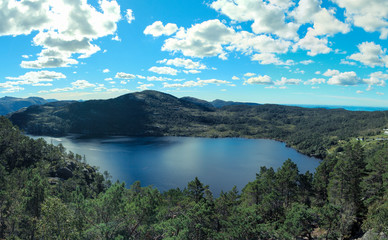 Fototapeta na wymiar lake and mountains in Norway