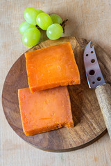 Red Leicester und Käsemesser