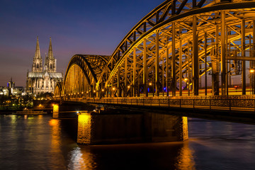 Köln - Nachtaufnahme mit Blick über den Rhein, Hohenzollernbrücke und Dom