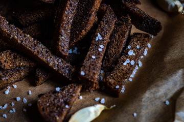 Croutons with salt and garlic