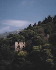 Fototapeta na wymiar Ruine auf Berg
