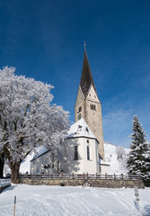 Fototapeta na wymiar Dorfkirche im Winter