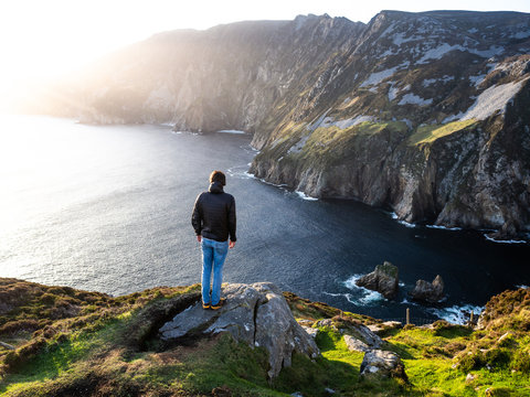 Slieve League Klippen Urlaub in Irland Sligo Aussichtspunkt Querformat mit jungem Mann