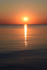 Sonnenaufgang mit Spiegelung im Meer