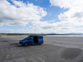 Campervan am Strand von Rossnowlagh in Irland
