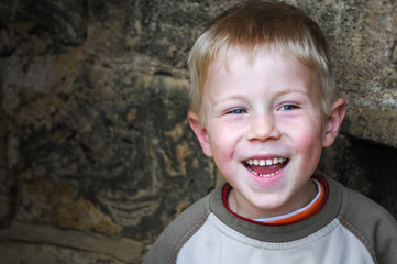 herzlich lachender kleiner Junge, Portrait