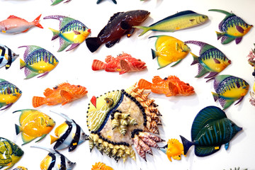 Naklejka premium typisch maltesische Glaskunst - tropische Fische aus Glas