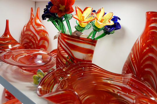 typisch maltesische Glaskunst - Glasblumen, Schalen und Vasen