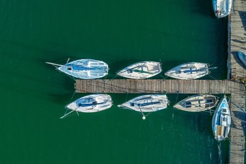 Przystań żaglówek na jeziorze solińskim. Zdjęcie lotnicze