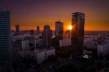 Krajobraz miasta Warszawy z wieżowcami, na tle zachodu słońca - obrazy, fototapety, plakaty