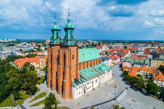 Katedra w Gnieźnie i stare miasto zdrona. Polska