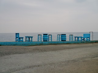 Blaue Holzmöbel im Straßencafé auf Kreta Milatos Beach