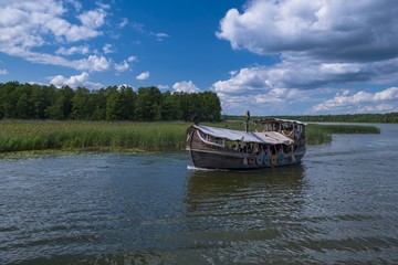 Turystyczna łódź wikingów na jeziorze. Augustów