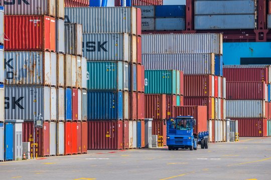 Ciężar&oacute;wka z kontenerem. Spedycja międzynarodowa. Port morski Gdynia. Polska