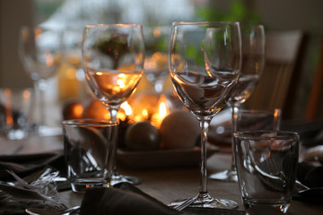 Weihnachtlich gedeckter Tisch mit edlem Ambiente