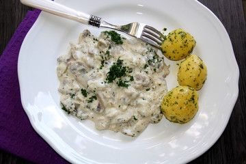 Mushrooms in sour cream sauce and with parsley potatoes - austrian cuisine - Eierschwammerl in Rahmsauce mit Petersilerdäpfel.