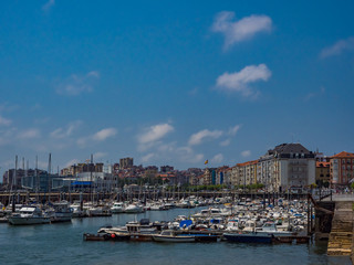 Fototapeta na wymiar Santander / Hiszpania - 14 lipca 2018: Port jachtowy w Santander w słoneczny lipcowy dzień