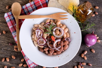 Roman beans with onion, herbs and olive oil  