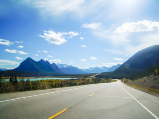 秋のカナディアンロッキー　デイビッド・トンプソン・ハイウェイ（アルバータ州道11号線）とアブラハム湖（カナダ・アルバータ州）