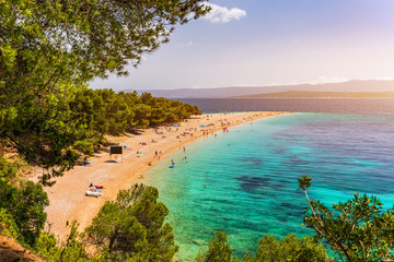 Zlatni Rat (Goldenes Kap oder Goldenes Horn) berühmter türkisfarbener Strand in der Stadt Bol auf der Insel Brac, Dalmatien, Kroatien. Sandstrand Zlatni Rat in Bol auf der Insel Brac in Kroatien im Sommer.