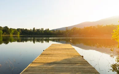 Foto op Canvas herfst aan het meer, lege houten steiger bij zonsondergang © bennnn