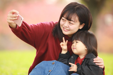 自撮りする親子