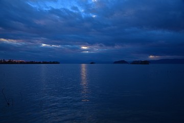 琵琶湖の夕暮れ時の情景