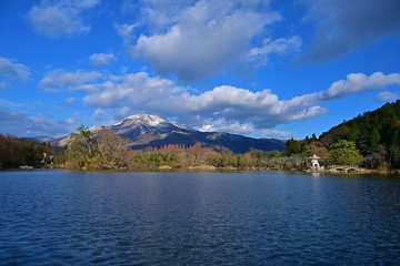 うっすらと雪を被った伊吹山