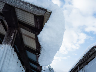 雪解けの屋根