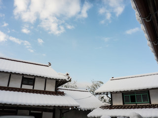 屋根に積もった雪
