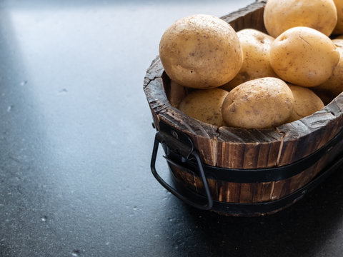 Kartoffeln im Bottich oder Eimer auf Stein