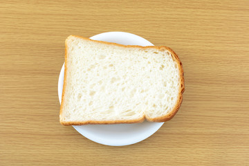 テーブルの上の食パン