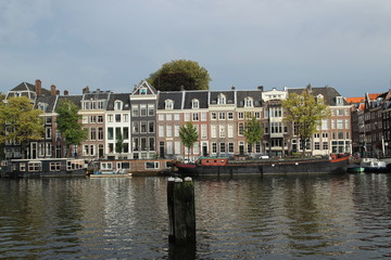 Fototapeta na wymiar Häuser in Amsterdamm - Fluss 