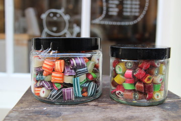 Süße bunte Bonbons im Glas