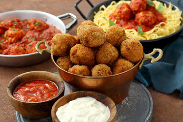 pasta con Polpette polpette con pomodoro e fritte